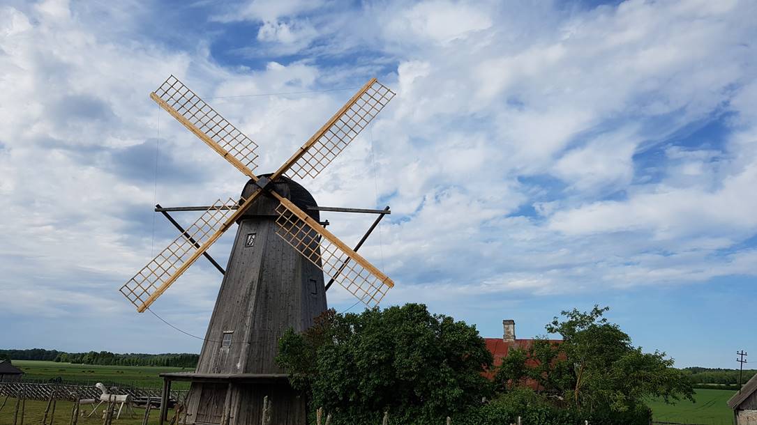 Ein Bild, das Himmel, Outdoorobjekt, drauen, Windmhle enthlt.

Automatisch generierte Beschreibung