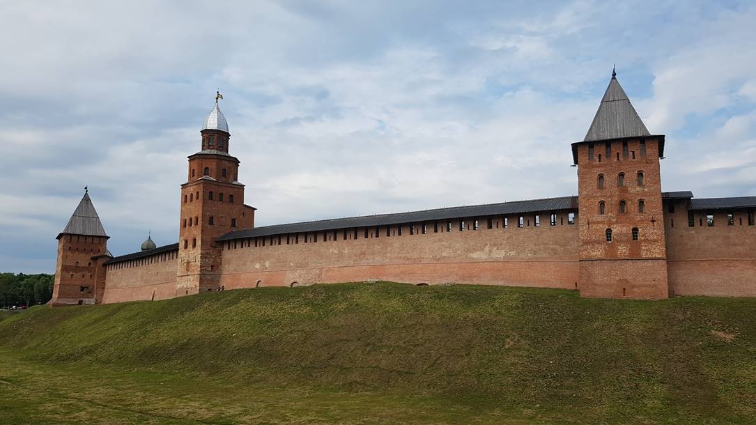 Ein Bild, das Gras, drauen, Himmel, Gebude enthlt.

Automatisch generierte Beschreibung